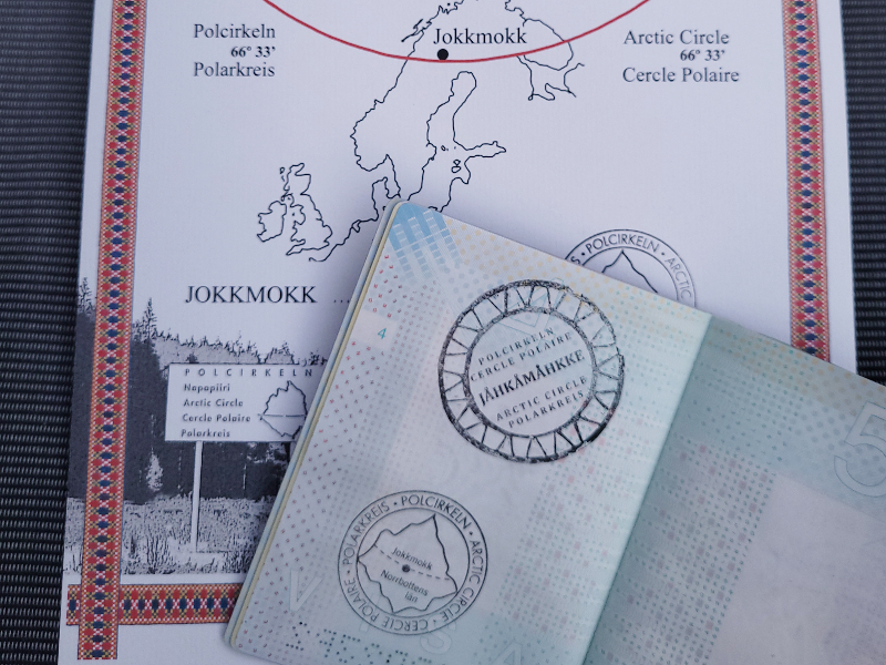 Krijg een cool stempel in je paspoort bij het oversteken van de grens met de poolcirkel in Zweeds Lapland
