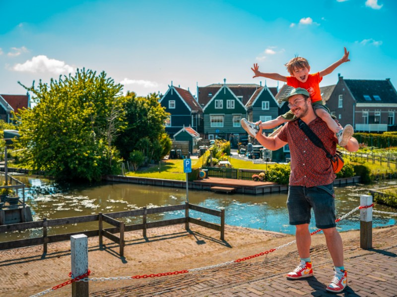 samen op pad, bij papa op zijn nek