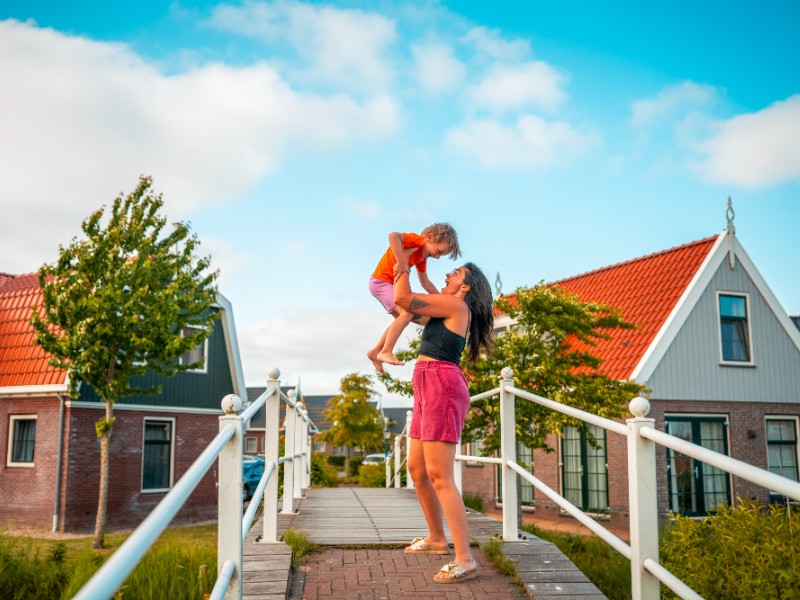 Samen gek doen op de brug