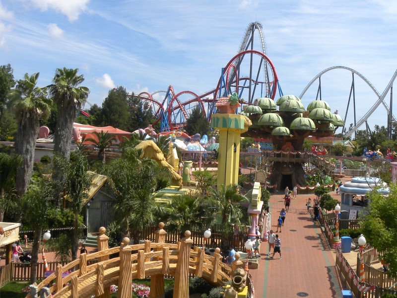 De achtbanen torenen boven Sesamstraat uit in Port Aventura