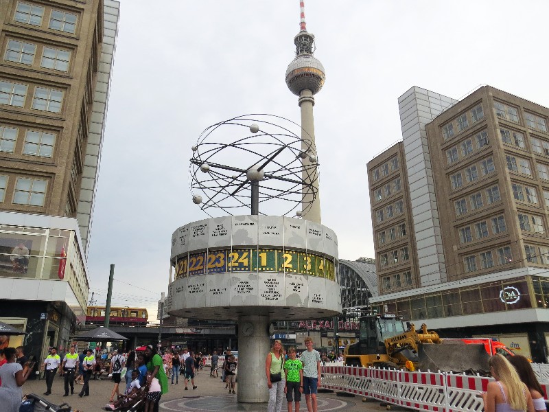 Poseren op het Alexanderplein bij de Weltzeituhr en de TV toren van Berlijn