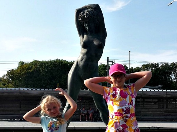 Poseren bij een standbeeld in Bredene