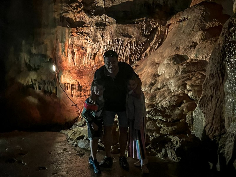 Poseren in de Grotten van Baume les Messiers