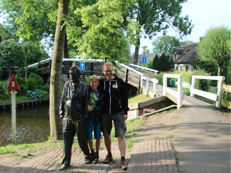 Poseren bij het standbeeld van Albert Mol