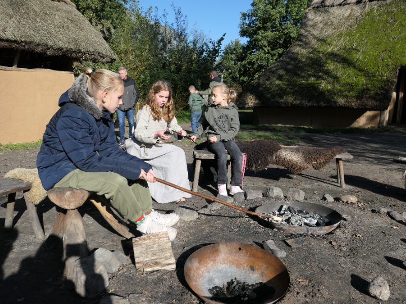 Broodjes maken bij het vuur