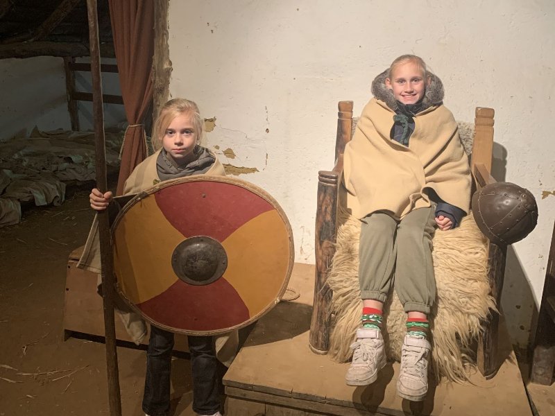 In het preHistorisch Dorp gingen Bianca en haar kinderen historische spelletjes spelen, broodjes eten bij het vuur en de 'bewoners' uit het verleden ontmoeten