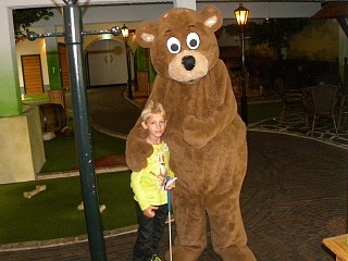 Knuffelen met de mascotte van Preston Palace