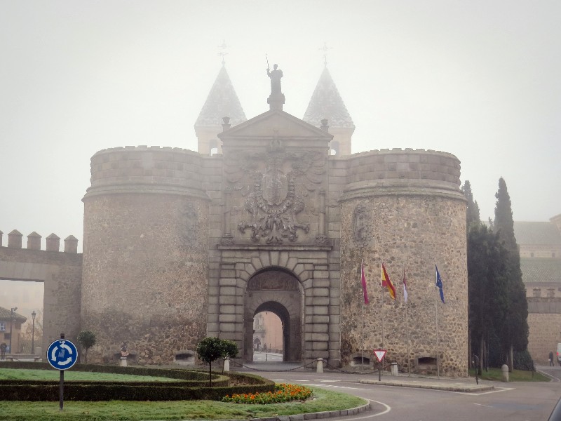Puerta de Bisagra in de mist
