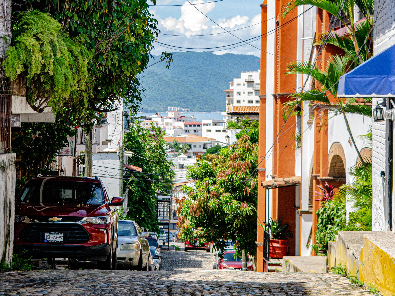 Een charmant straatje in Puerto Vallarta met in de verte de zee