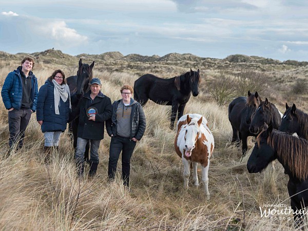 De familie Bierema in de duinen met hun paarden.