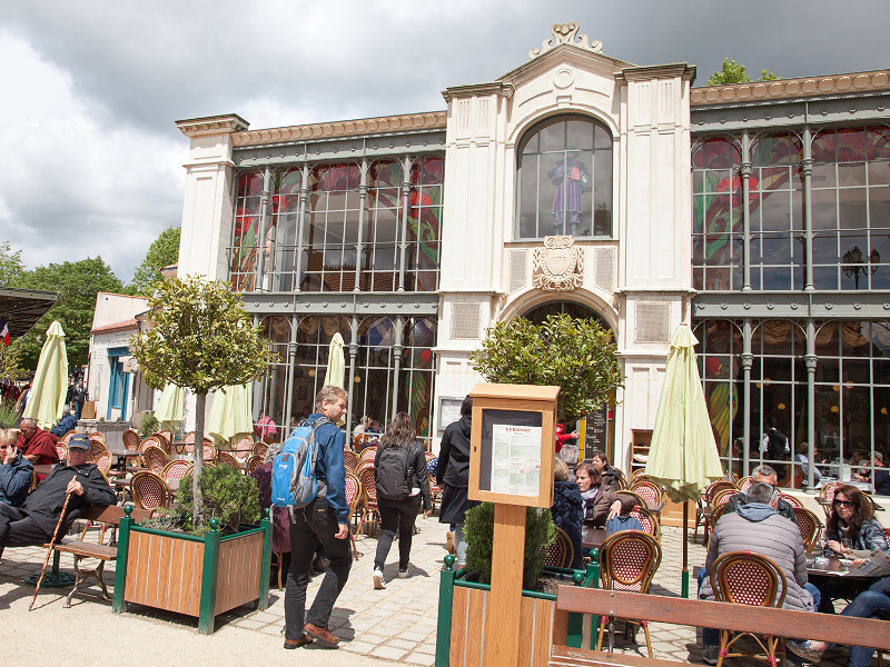 Het personeel bij de restaurants heeft historische kledij