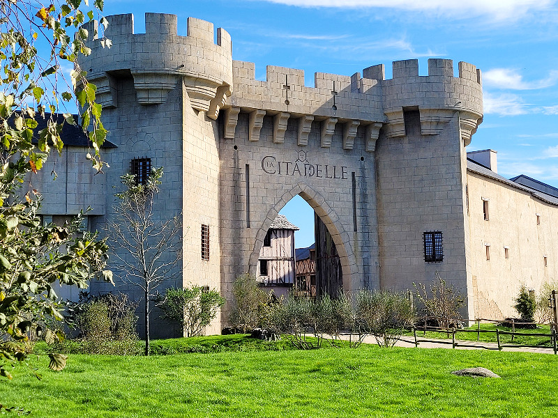 De toegangspoort van hotel La Citadelle