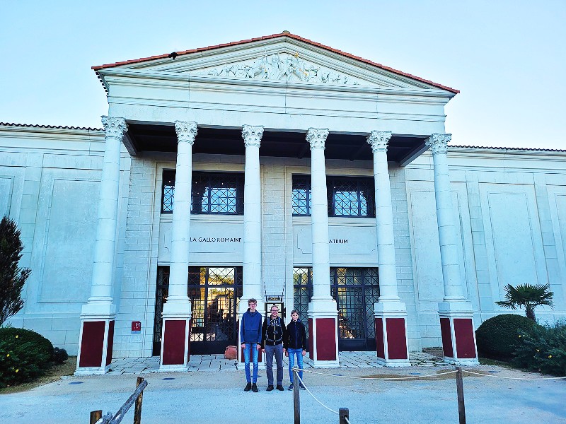 De jongens voor Hotel La Villa Gallo-Romaine