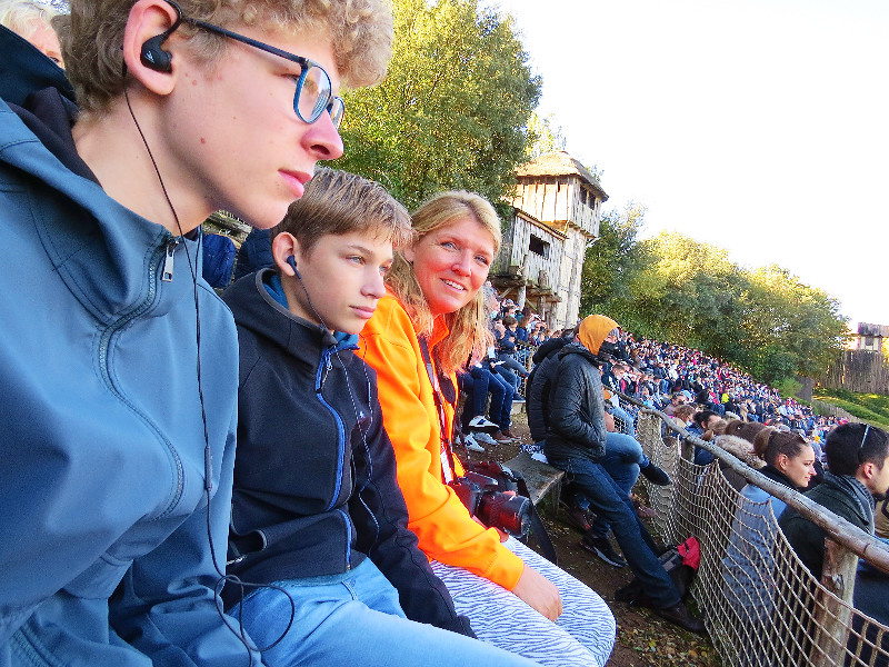 Met de oortjes in en de app op de telefoon kunnen we de show in het Nederlands horen