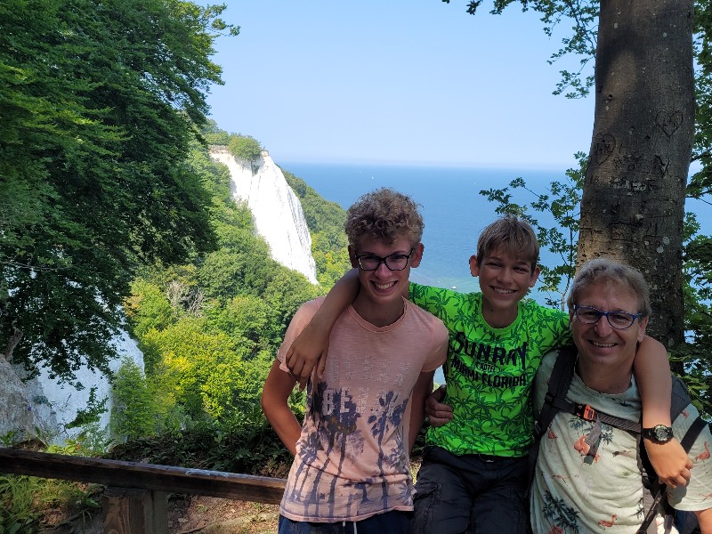 Patrick, Zeb en Tycho poseren bij de krijtrotsen op het eiland Rügen
