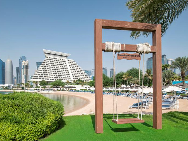 Het privéstrand met het Sheraton Doha hotel op de achtergrond
