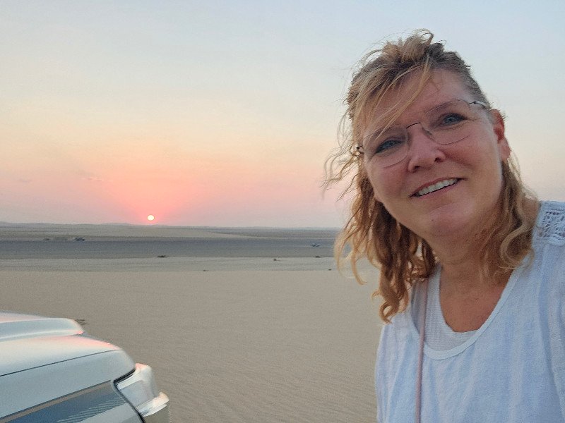 Genieten van de zonsondergang in de woestijn van Qatar tijdens de woestijnsafari