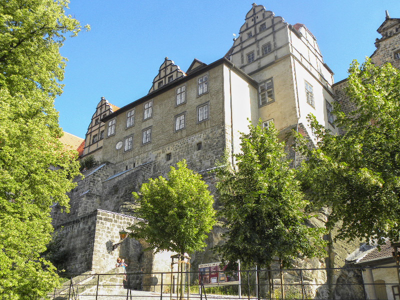 Sabine en Tycho bij de poort richting het kasteel van Quedlinburg