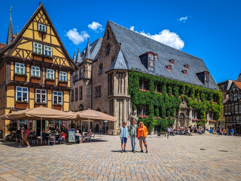 Sabine met de jongens op het marktplein van Quedlinburg, 10 jaar later