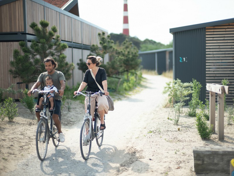 Gezin gaat fietsen op Ameland