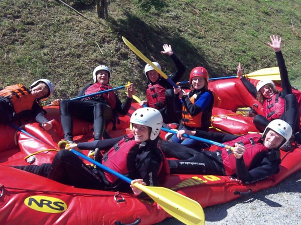 Zelfs na het raften nog dolle pret in de raft