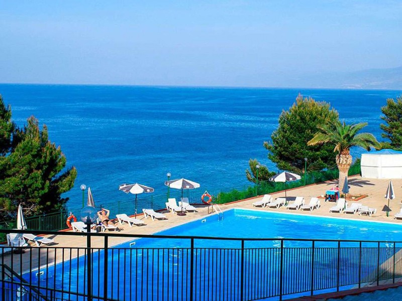 Zwembad met zicht op zee bij Camping Village Rais Gerbi