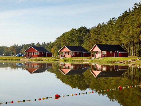 vakantiehuisjes aan een meertje