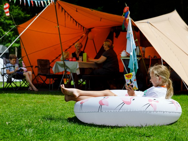 Lekker lezen op een kindercamping in Utrecht