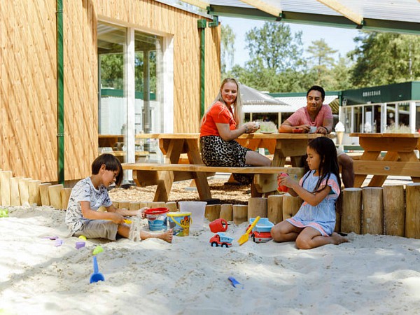 Overdekt spelen in de zandbak bij Camping De Noordster