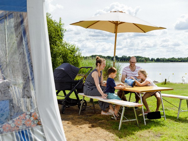 Gezin op een kampeerplek aan het water