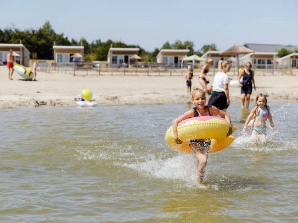 Huisjes op het strand bij RCN Zeewolde