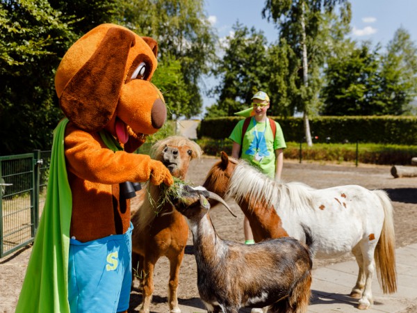 Mascotte Sammy bij RCN Zeewolde