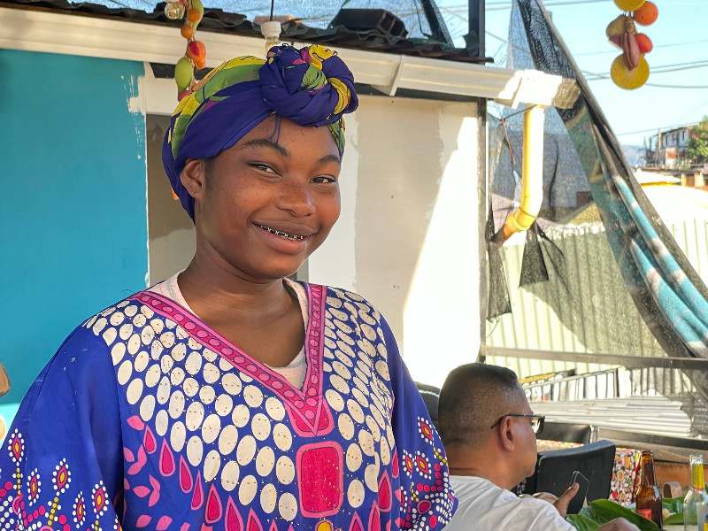 Een serveerster in traditionele kleding in Colombia