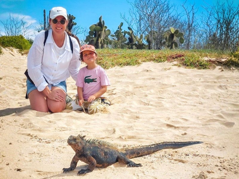 Rebecca en haar dochter spotten een leguaan 