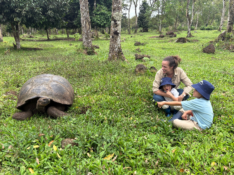Met de kinderen een schildpad spotten op de Galápagos Eilanden