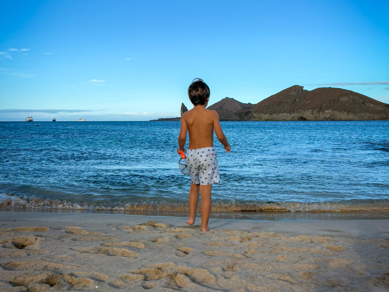 De zoon van Rebecca op het strand van de Galápagos Eilanden