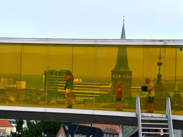 We wandelen door het regenboogpanorama bij het ARoS kunstmuseum