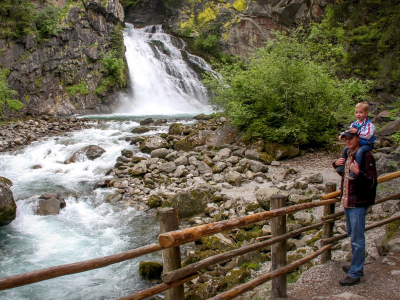Samen genieten van de Reinbach Watervallen