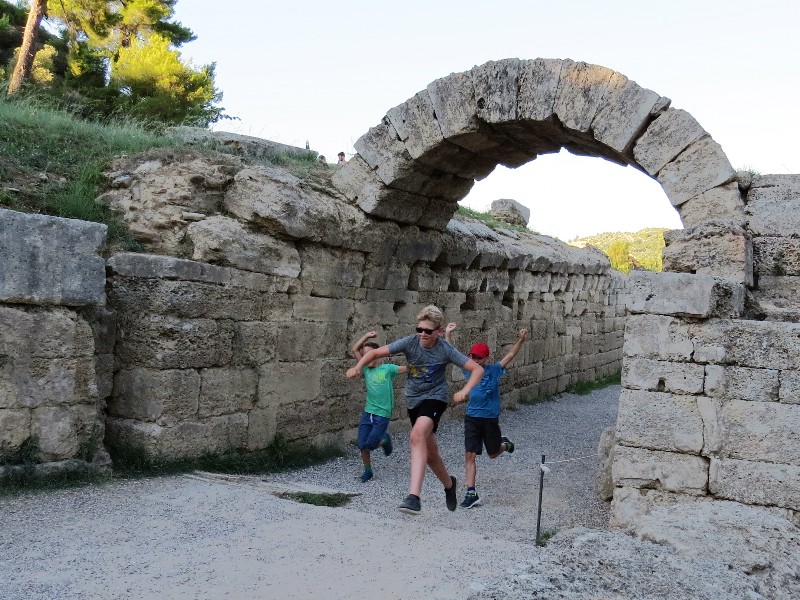 Wedstrijdje rennen onder triomfboog van Olympia op de Peloponnesos