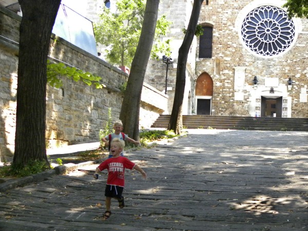 Rennen bij de St Justus Kathedraal in Triëst