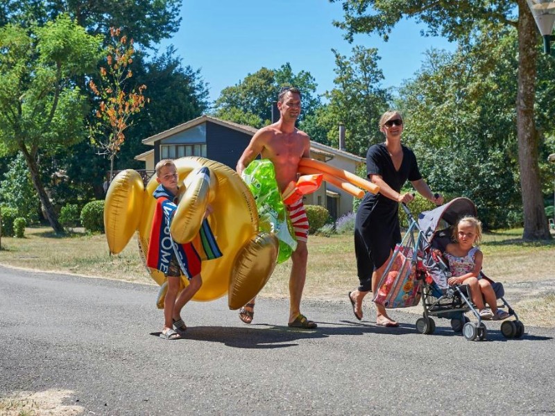 Op naar het zwembad van Vakantiepark Chateau de Salles