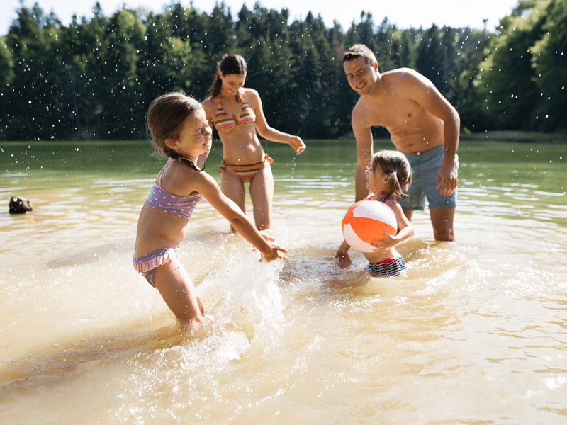 Een gezin speelt in het water op Resort de Parel