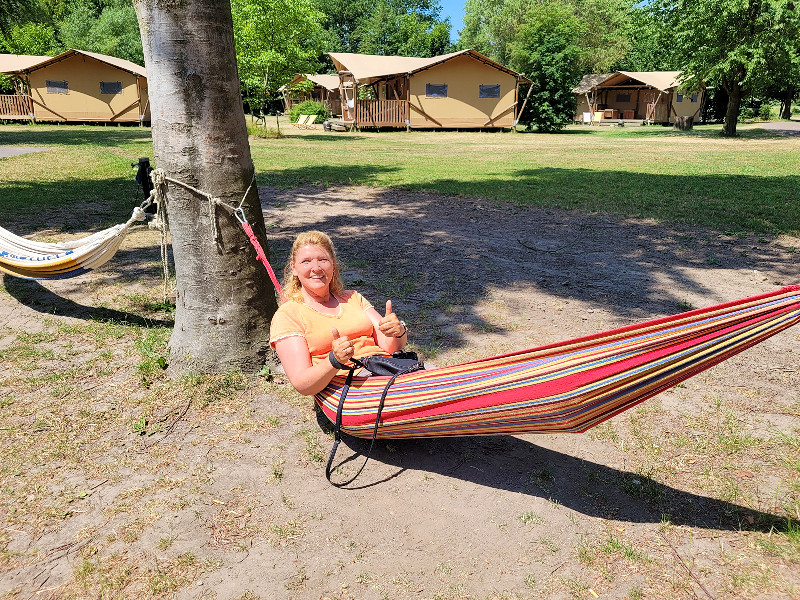 Sabine in de hangmat bij Resort de Parel