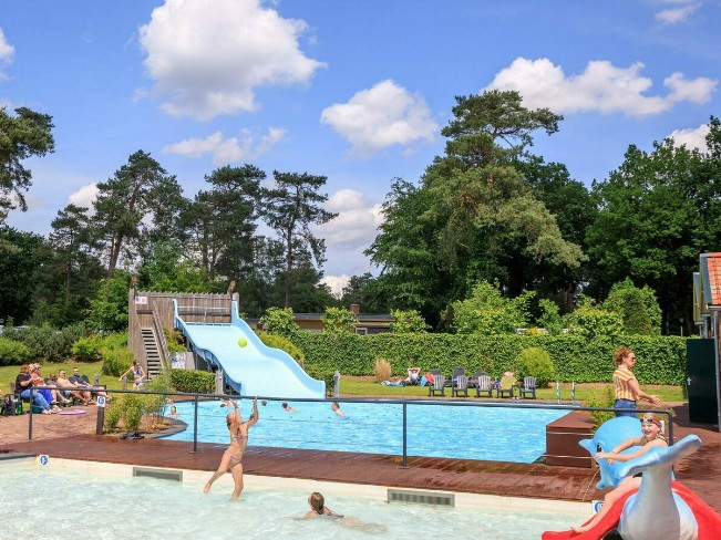 Leuke glijbaan in het buitenbad bij Resort Veluwe