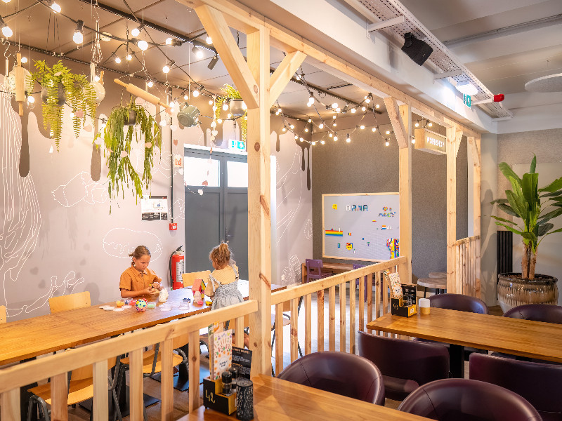 Knutselhoek in het restaurant