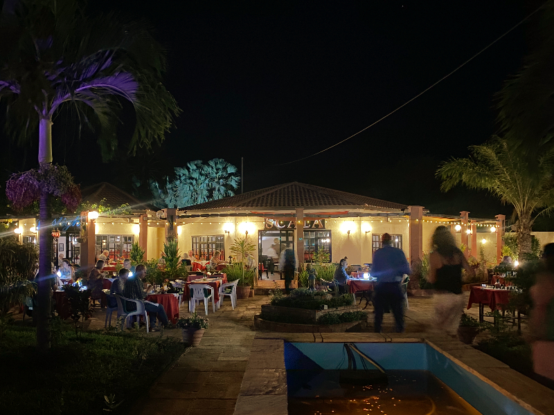 Scala, een van de kindvriendelijke restaurants in Kololi, Gambia