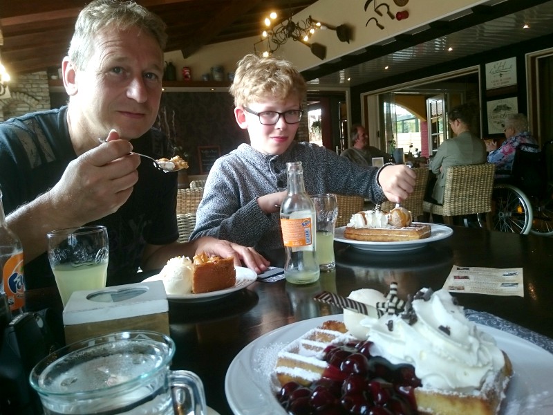 We genieten van de wafels en appelgebak in het restaurant