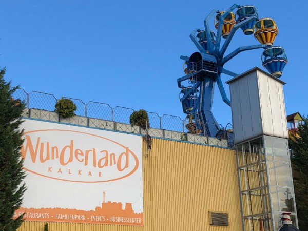 Wat een feestje is het voor de kinderen bij pretpark Wunderland Kalkar net over de grens. Zelf ijsjes tappen, frietjes halen zonder te betalen, fun in de vele attracties en overnachten op een familiekamer. Hier lees je er alles over.