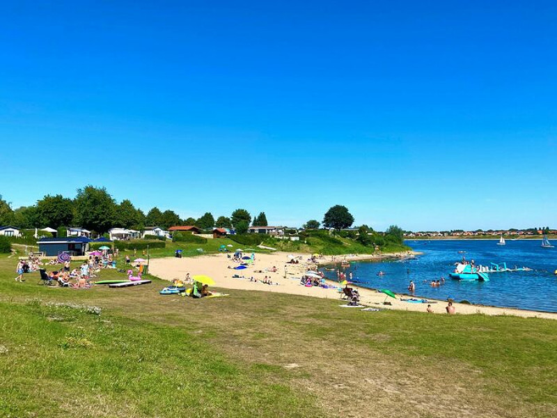 Strandje bij vakntiepark Rhederlaagse meren