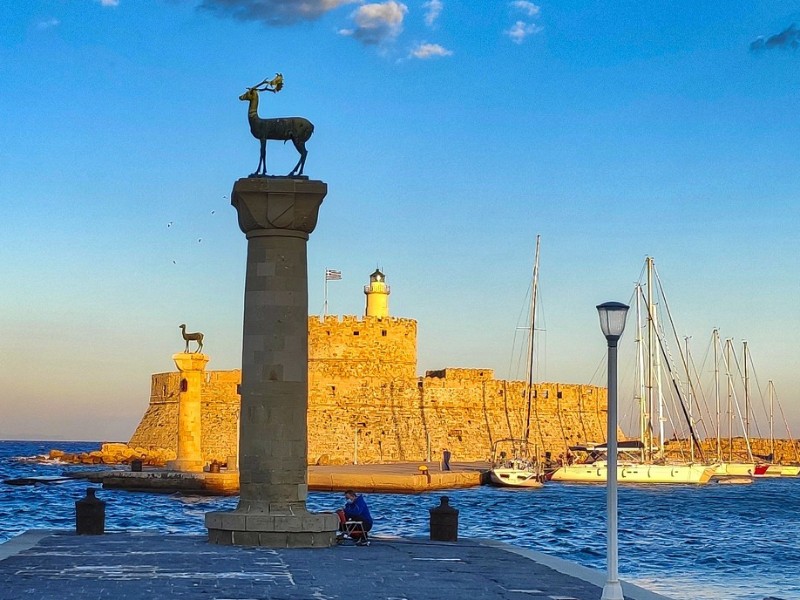 Beelden van hert en hinde in de haven van Rhodos